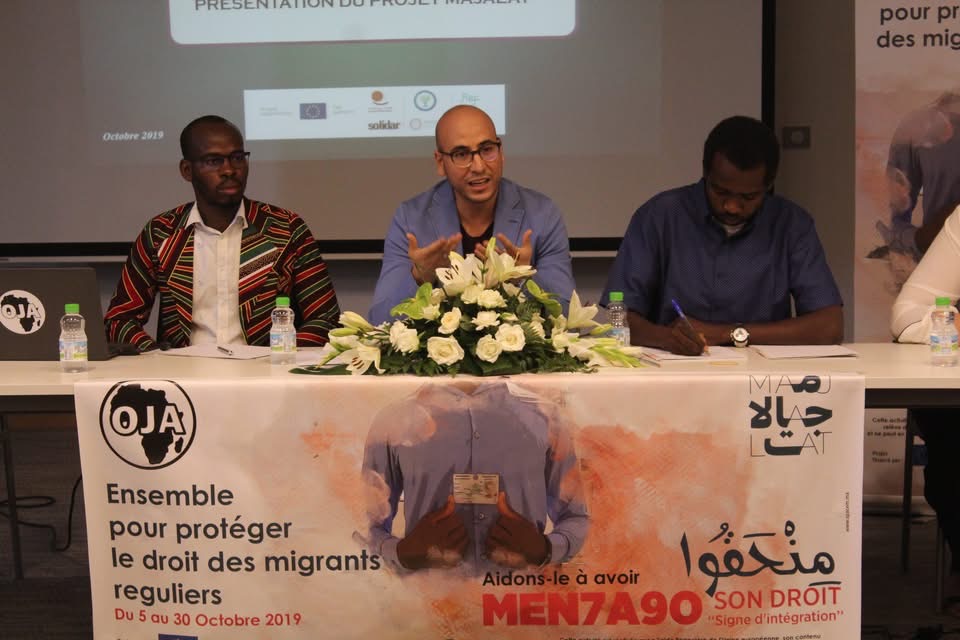 Jeunes de l'OJA tenant les drapeaux africains